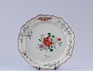 Pesaro (XVIII Secolo), Piatto alla rosa con farfalla in maiolica policroma